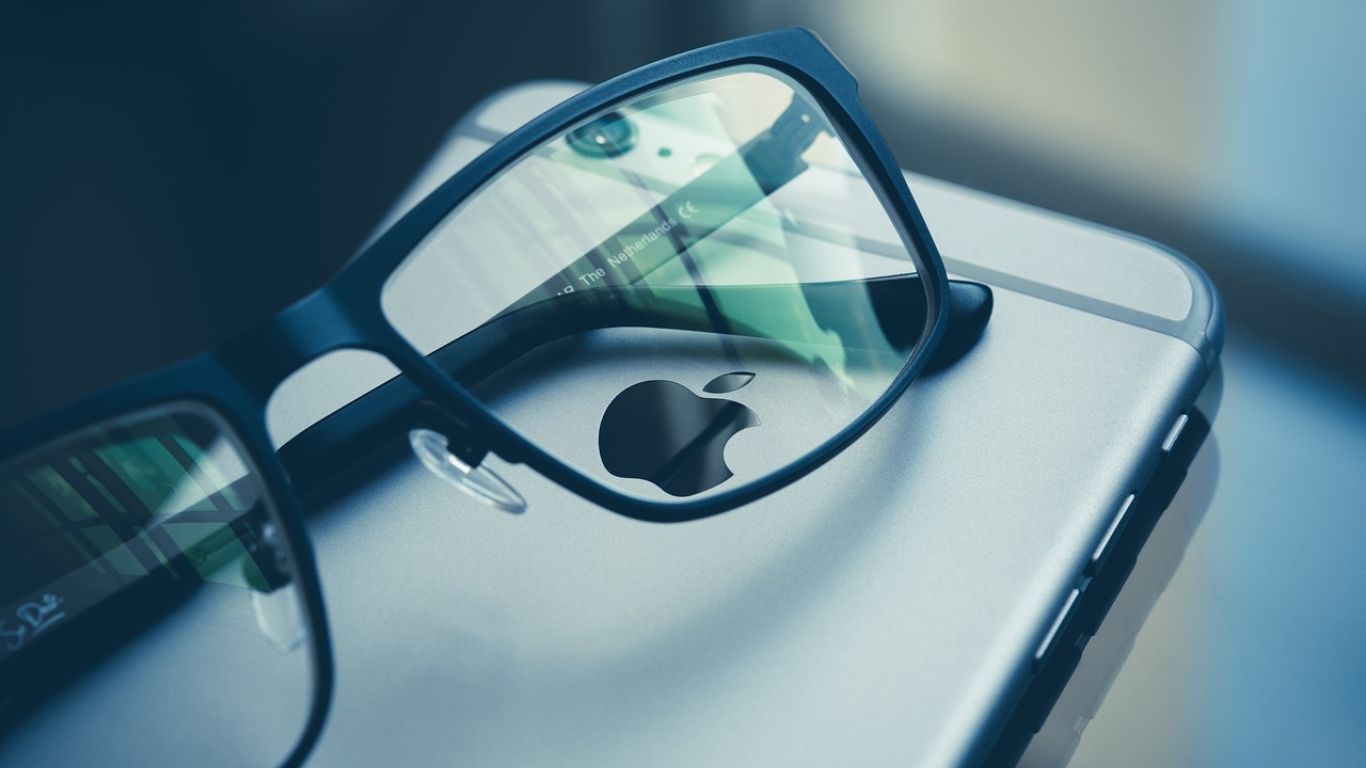 Apple Siapkan Kacamata Pintar Berbasis AI, Saingi Meta Ray-Ban Smart Glasses